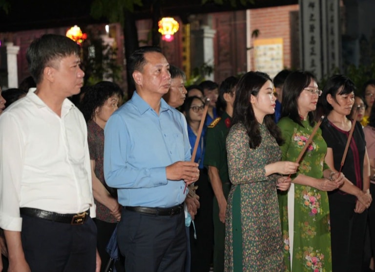 Các đồng chí lãnh đạo phường Hai Bà Trưng tại lễ thắp nến tri ân 