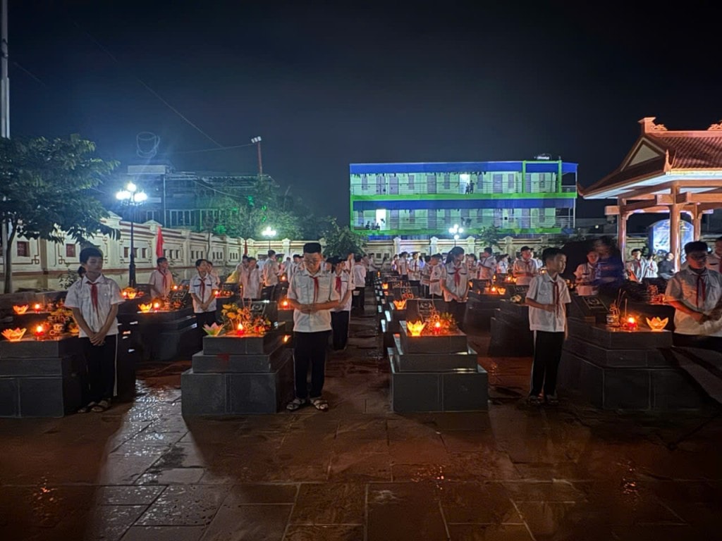 Các em học sinh thắp nến tri ân trên phần mộ liệt sĩ tại nghĩa trang phường An Phong, thành phố Hải Phòng