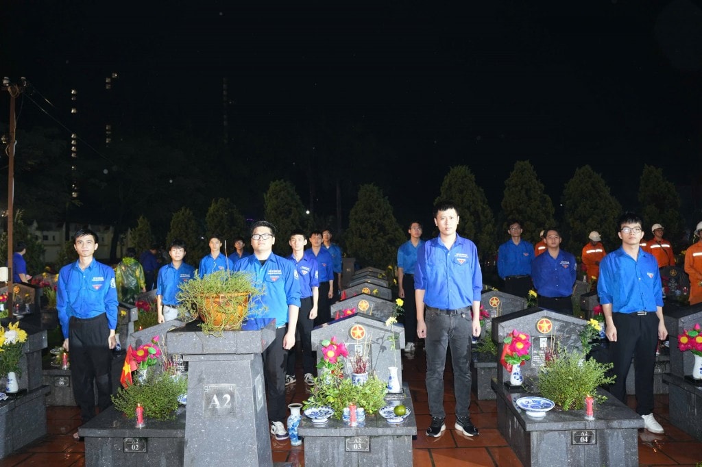 Các đoàn viên thanh niên của Thủ đô tri ân các anh hùng liệt sĩ