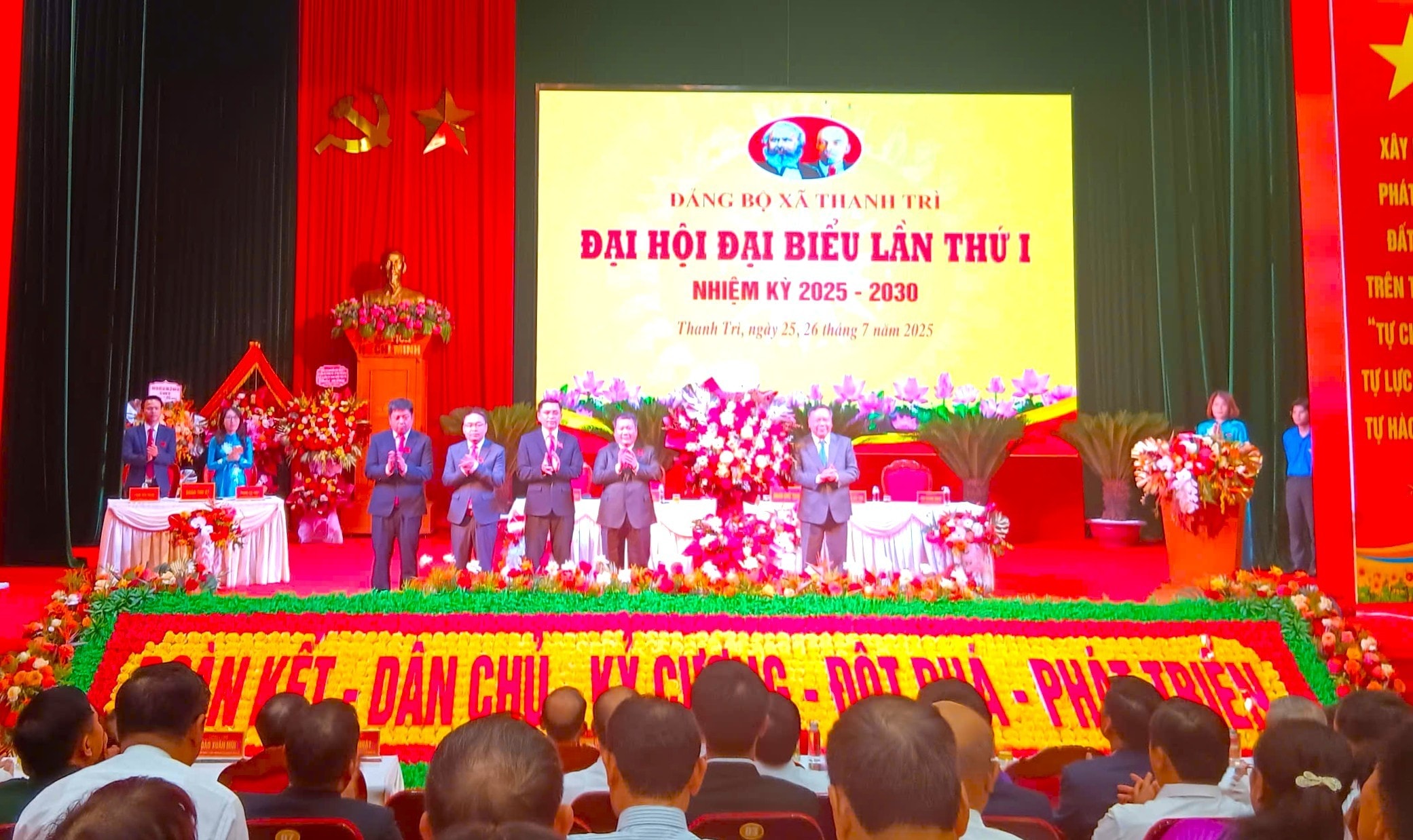 đồng chí Nguyễn Văn Phong, Phó Bí thư Thường trực Thành ủy Hà Nội