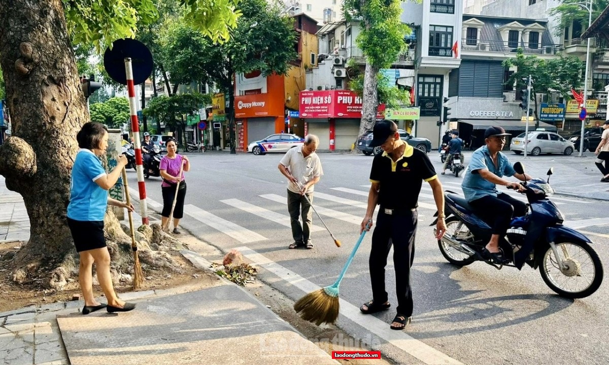 Phường Hai Bà Trưng ra quân thực hiện “Ngày cuối tuần xanh”, tri ân liệt sĩ