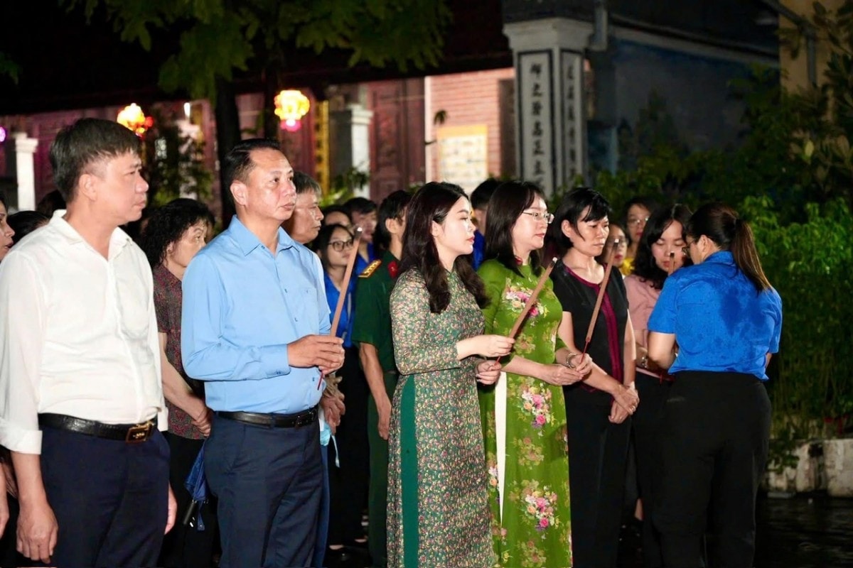 Phường Hai Bà Trưng tổ chức Lễ dâng hương, thắp nến tri ân các anh hùng liệt sĩ