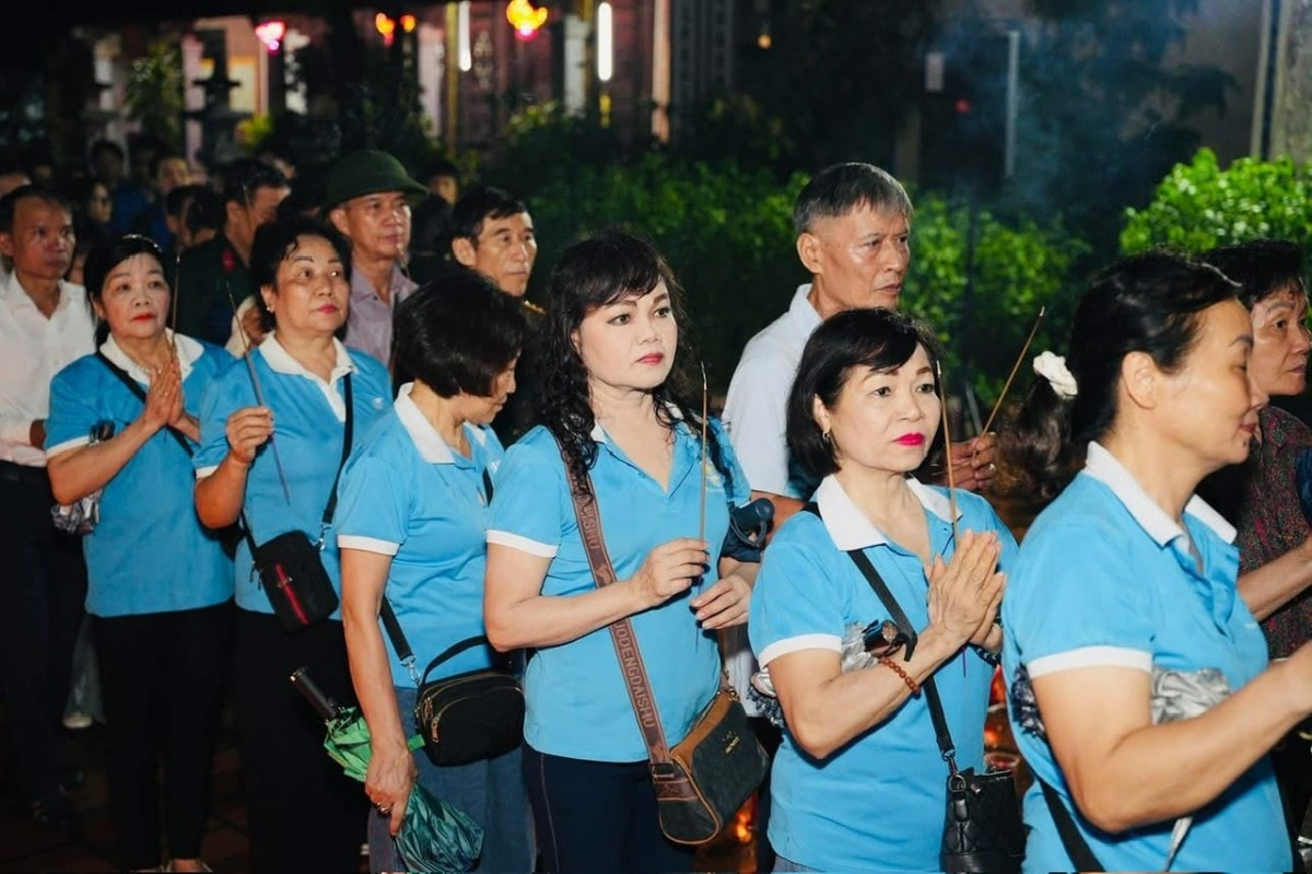 Phường Hai Bà Trưng tổ chức Lễ dâng hương, thắp nến tri ân các anh hùng liệt sĩ