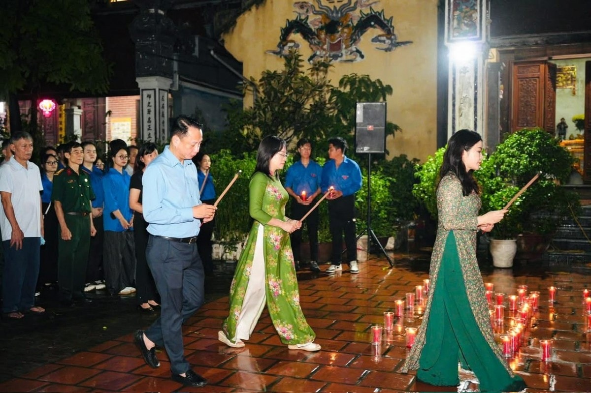 Phường Hai Bà Trưng tổ chức Lễ dâng hương, thắp nến tri ân các anh hùng liệt sĩ
