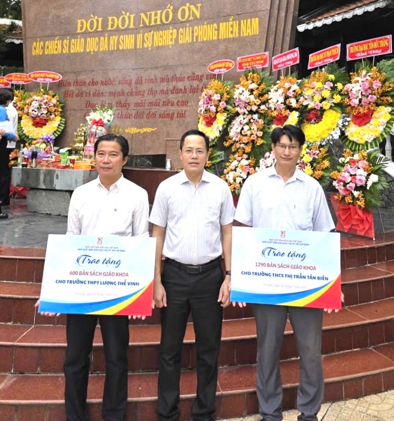 Ông Nguyễn Thành Anh, Giám đốc Nhà xuất bản Giáo dục tại thành phố Hồ Chí Minh trao sách tặng Trường THCS thị trấn Tân Biên và Trường THPT Lương Thế Vinh. Ảnh: NXBGDVN