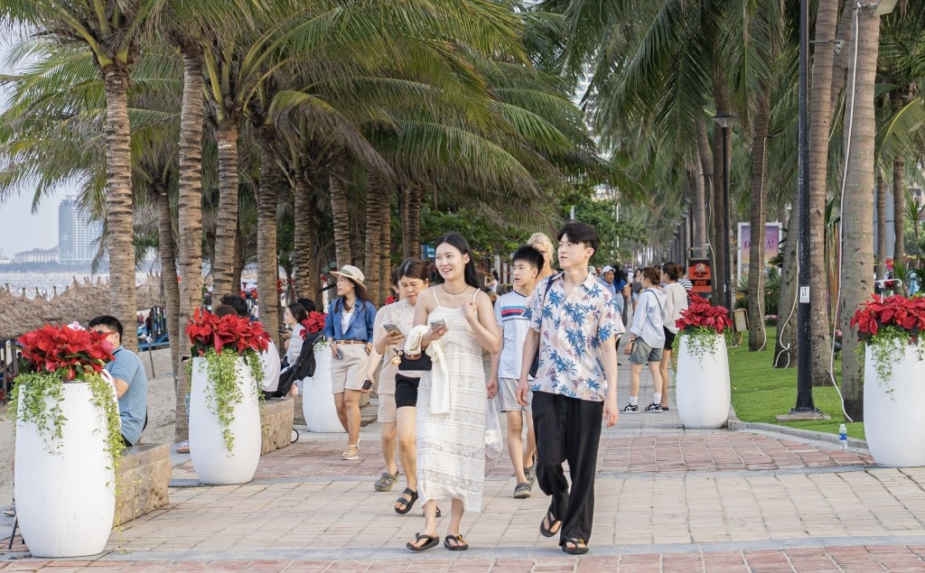 Người dân và du khách trong nước, quốc tế đổ về các bãi biển nổi tiếng của TP Đà Nẵng để vui chơi, tắm biển, tham quan và chụp ảnh lưu niệm (Ảnh Đ.Minh)
