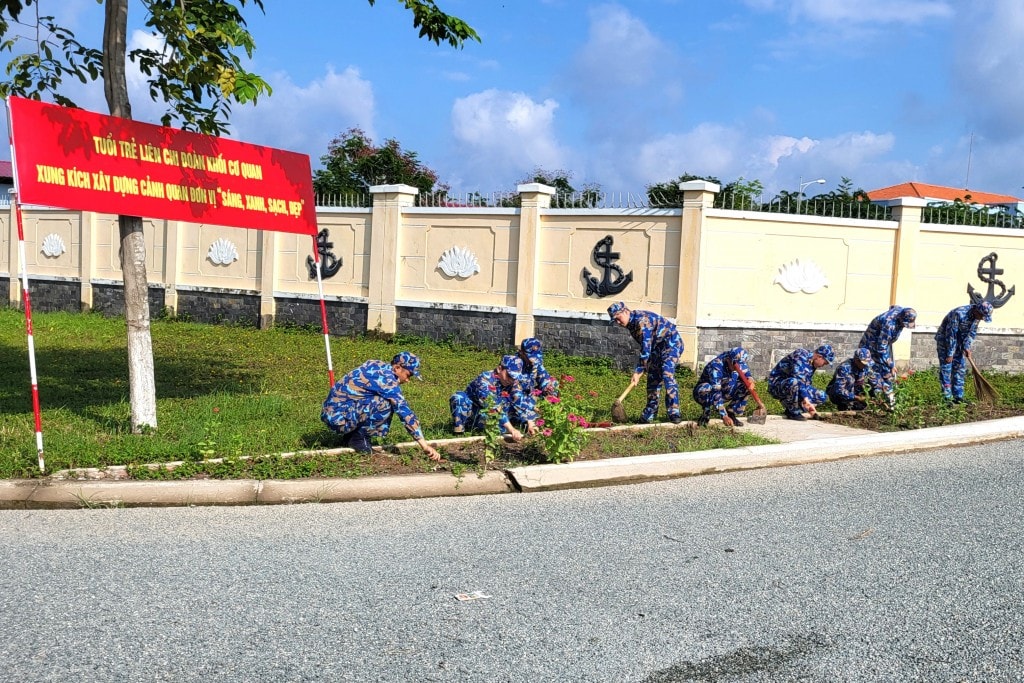 Tuổi trẻ Liên chi đoàn khối cơ quan Lữ đoàn 175 làm đẹp khuôn viên đơn vị