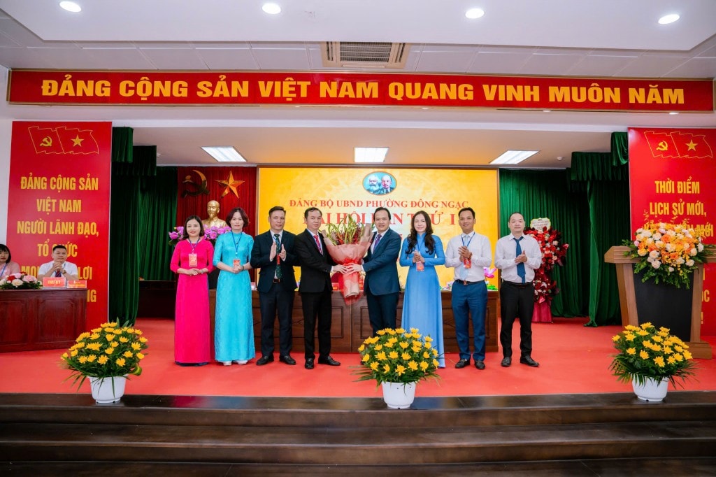 Đồng chí Ngô Văn Nam: Bí thư Đảng ủy tặng hoa chúc mừng BCH Đảng bộ UBND phường nhiệm kỳ 2025-2030