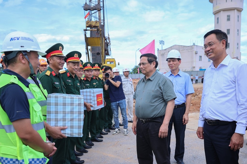 Thủ tướng động viên đội ngũ cán bộ, kỹ sư, công nhân đang thi công trên công trường - Ảnh: VGP/Nhật Bắc