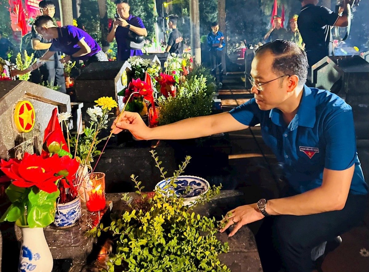 Tuổi trẻ Thủ đô thắp nến tri ân các Anh hùng liệt sĩ