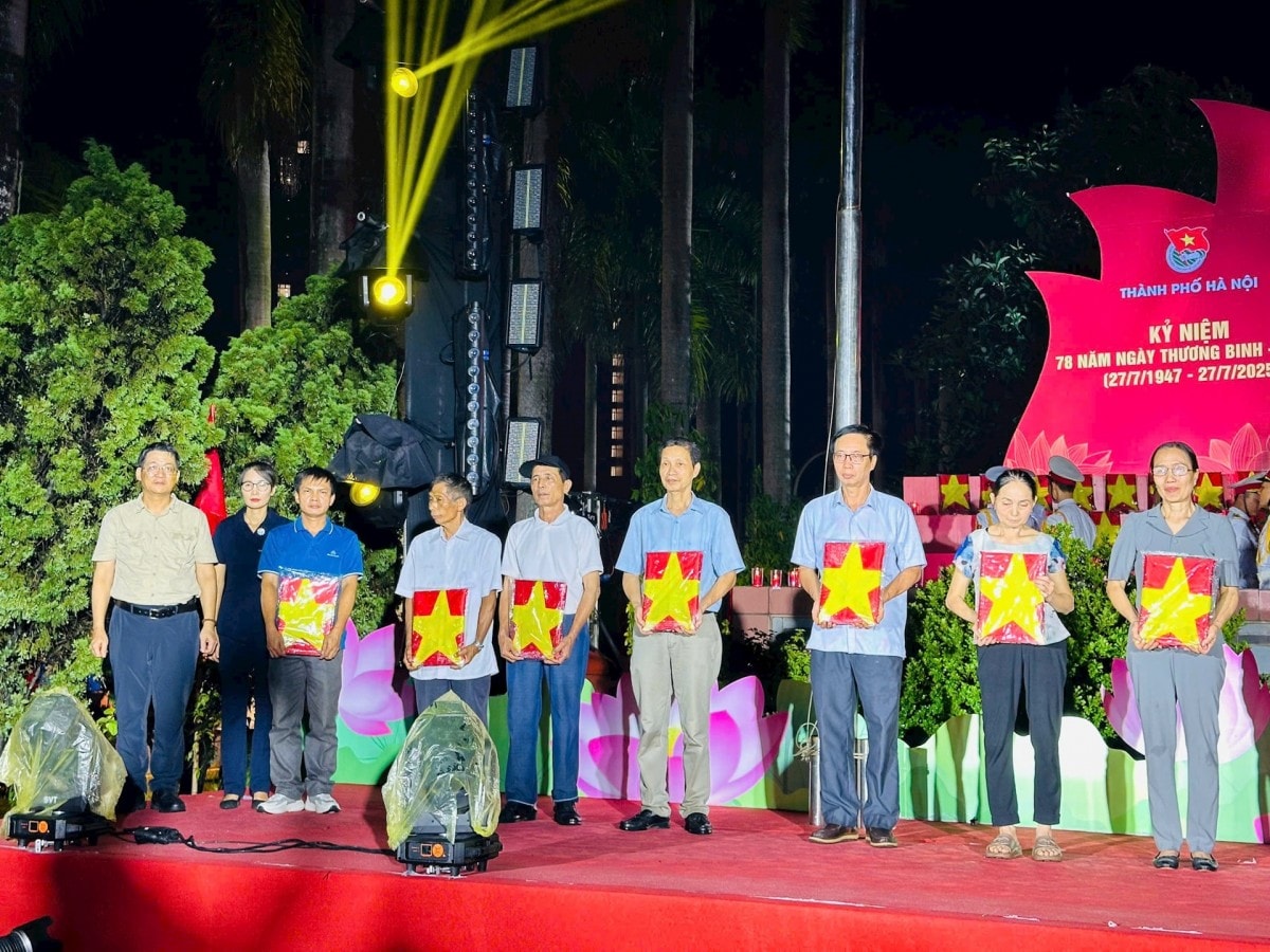 Tuổi trẻ Thủ đô thắp nến tri ân các Anh hùng liệt sĩ