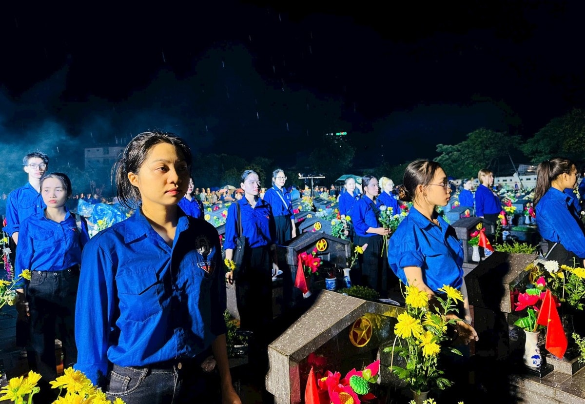 Tuổi trẻ Thủ đô thắp nến tri ân các Anh hùng liệt sĩ
