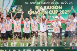 Màn đăng quang thuộc về đội bóng XSKT Đắk Lắk