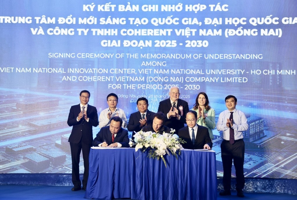 Phó Thủ tướng Nguyễn Chí Dũng và các đại biểu chứng kiến lễ ký Bản ghi nhớ hợp tác giữa Trung tâm Đổi mới sáng tạo Quốc gia và Công ty TNHH Coherent Việt Nam - Ảnh: VGP/Thu Sa