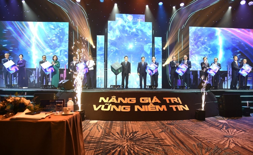 Phó Thủ tướng Hồ Đức Phớc cùng các đại biểu thực hiện nghi thức ra mắt Hệ thống công nghệ thông tin mới - Ảnh: VGP/Trần Mạnh