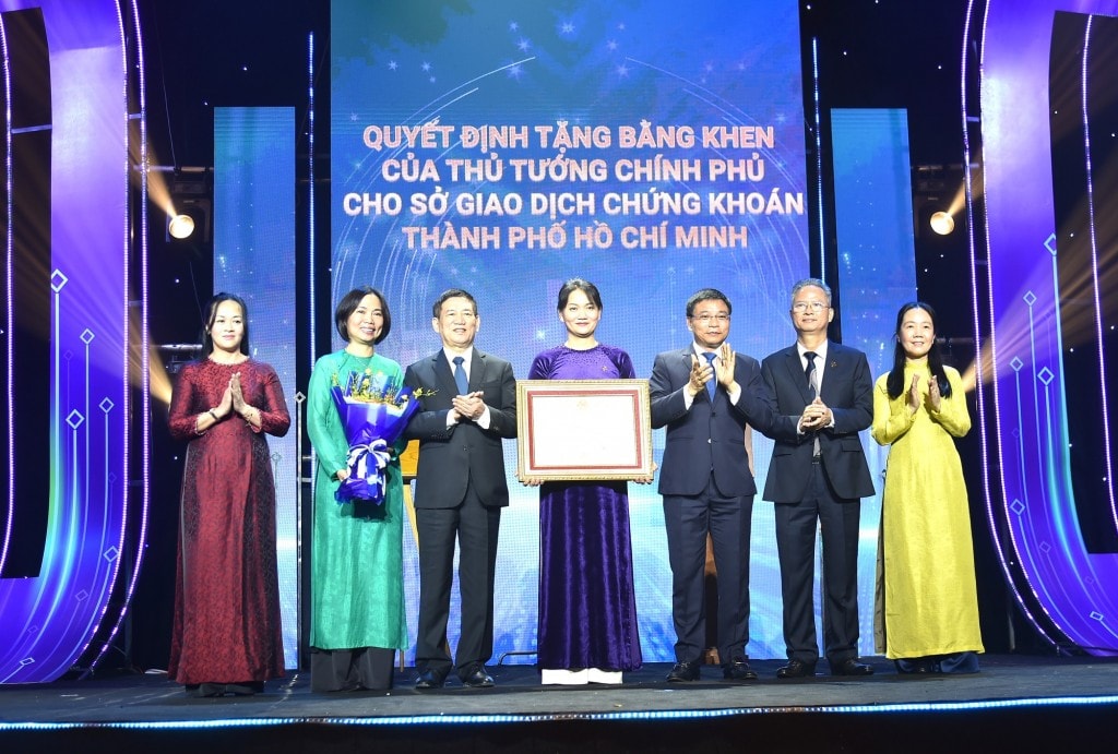 Phó Thủ tướng Hồ Đức Phớc, Bộ trưởng Bộ Tài chính Nguyễn Văn Thắng trao Bằng khen của Thủ tướng Chính phủ và chúc mừng Sở Giao dịch chứng khoán Thành phố Hồ Chí Minh - Ảnh: VGP/Trần Mạnh