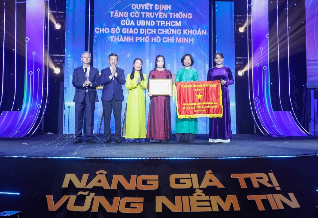 Nguyễn Văn Dũng, Phó chủ tịch UBND TP.HCM (thứ hai từ trái sang) trao cờ truyền thống của UBND TP.HCM cho Sở Giao dịch Chứng khoán TP.HCM