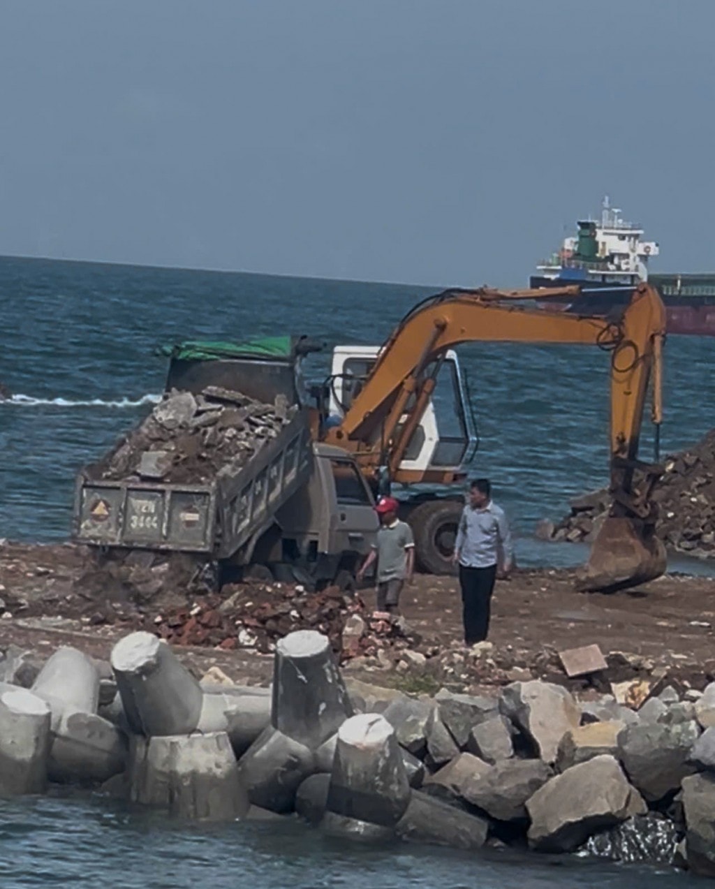 Vụ chôn lấp xà bần tại biển Vũng Tàu, TP HCM vào cuộc
