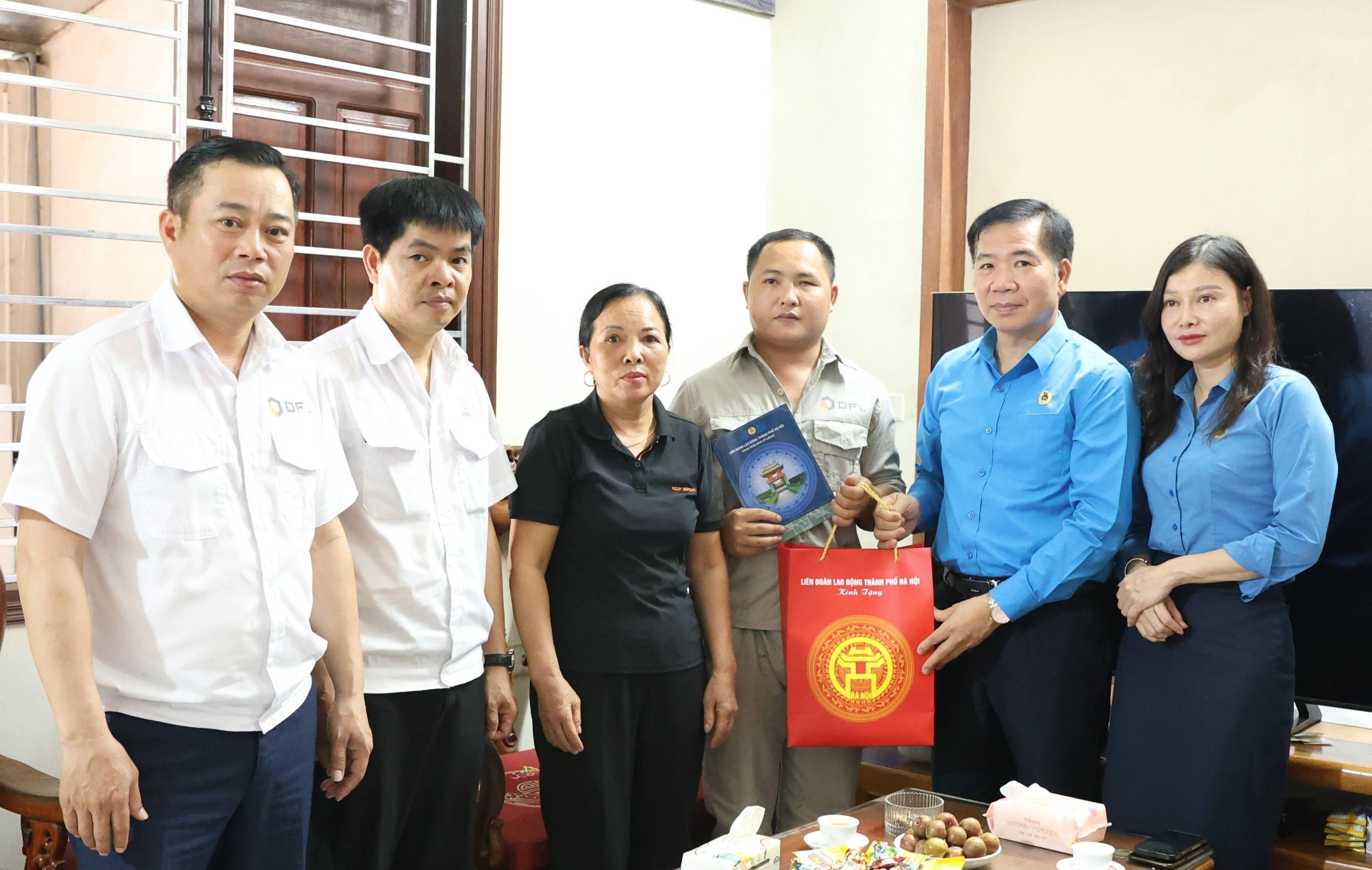 Lãnh đạo LĐLĐ thành phố Hà Nội thăm, tặng quà công nhân lao động ngành Công Thương