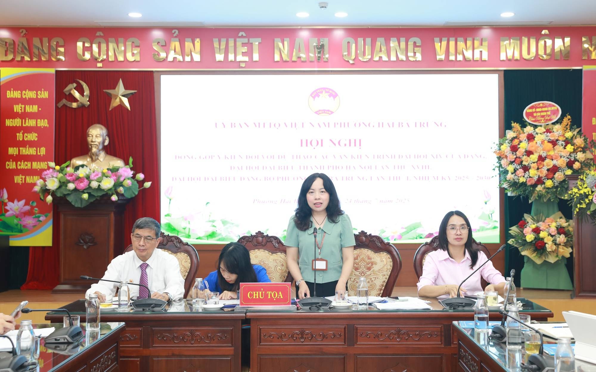 Chủ tịch Ủy ban MTTQ Việt Nam phường Hai Bà Trưng Nguyễn Hiền Phương phát biểu tại Hội nghị