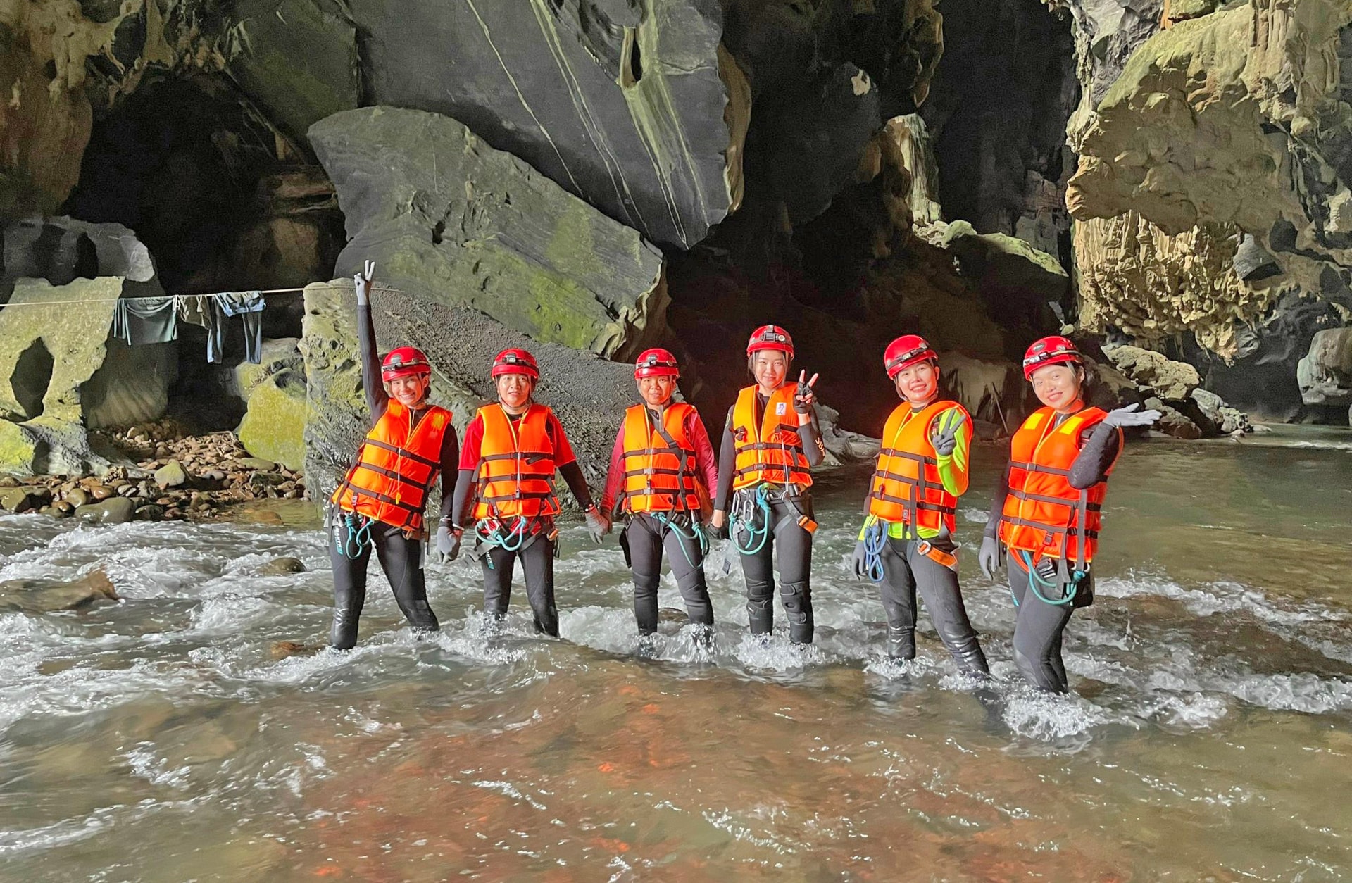 du-khach-tham-gia-trai-nghiem-kham-pha-hang-ruc-mon-tinh-quang-tri-.-anh-thanh-ha.jpg