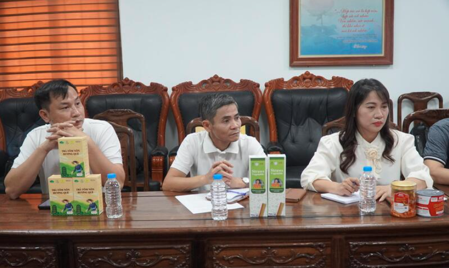 dai-dien-cac-hop-tac-xa-tham-gia-chuong-trinh.png