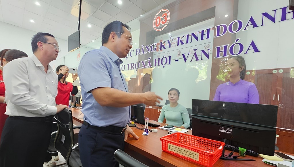 Chủ tịch UBND TP Hồ Chí Minh Nguyễn Văn Được kiểm tra tại khu vực phục vụ hành chính công
