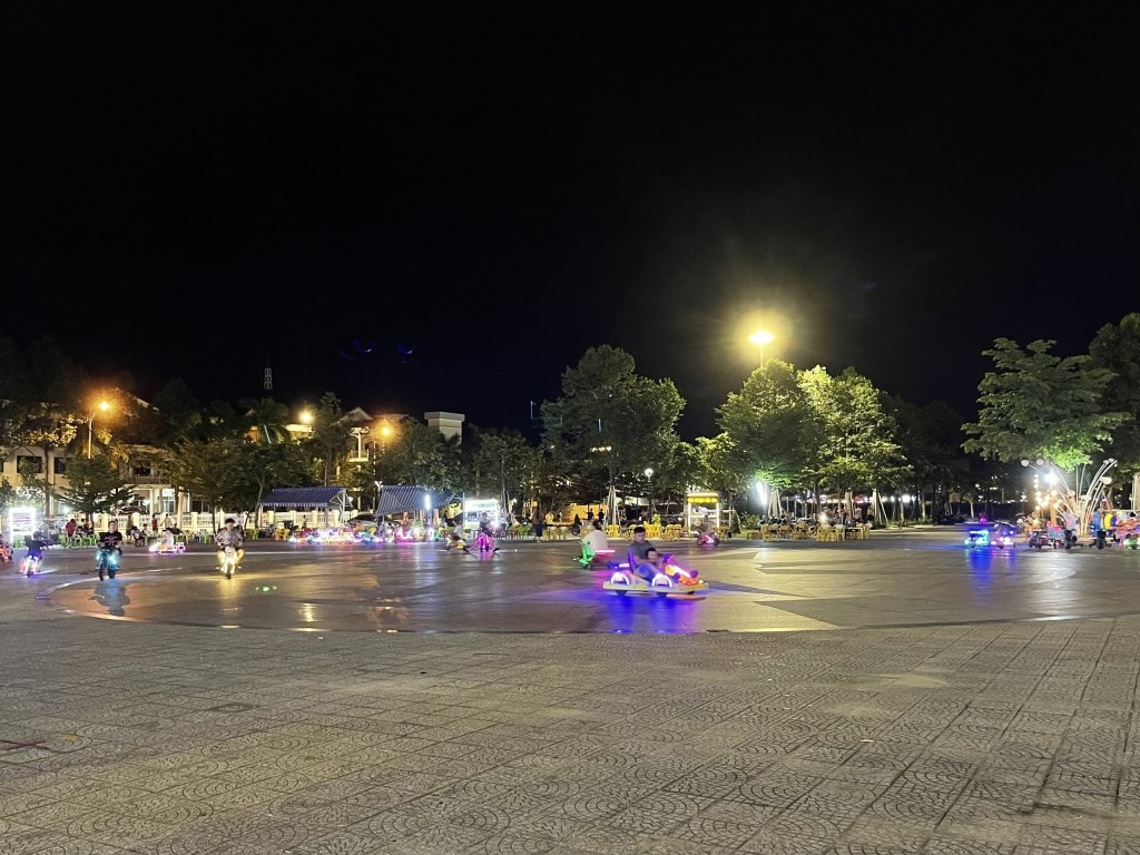 Cùng lúc có nhiều trẻ em, người lớn điều khiển xe điện nên khung cảnh ở đây rất hỗn loạn, rất dễ xảy ra va chạm, gây nguy hiểm cho các bên (Ảnh Út Vũ)