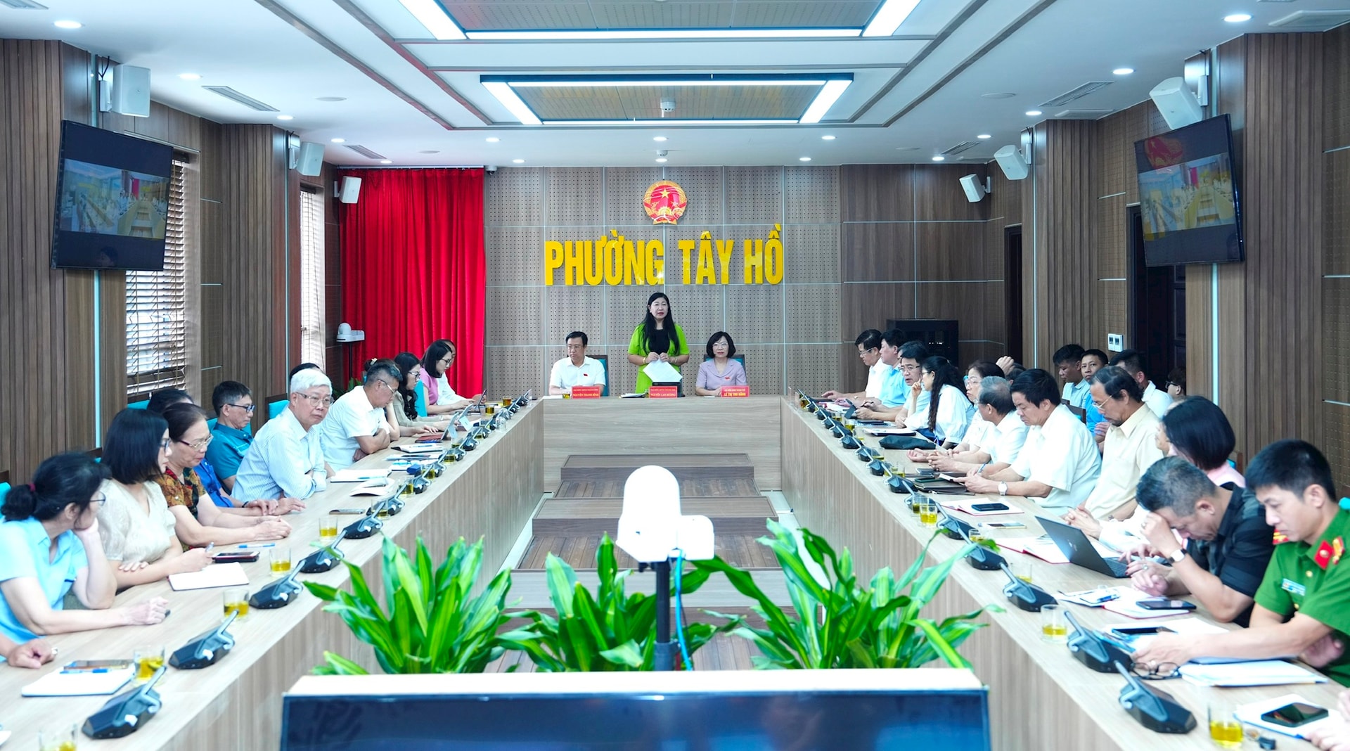 Quang cảnh hội nghị tiếp xúc cử tri. Ảnh: Nguyên Anh 