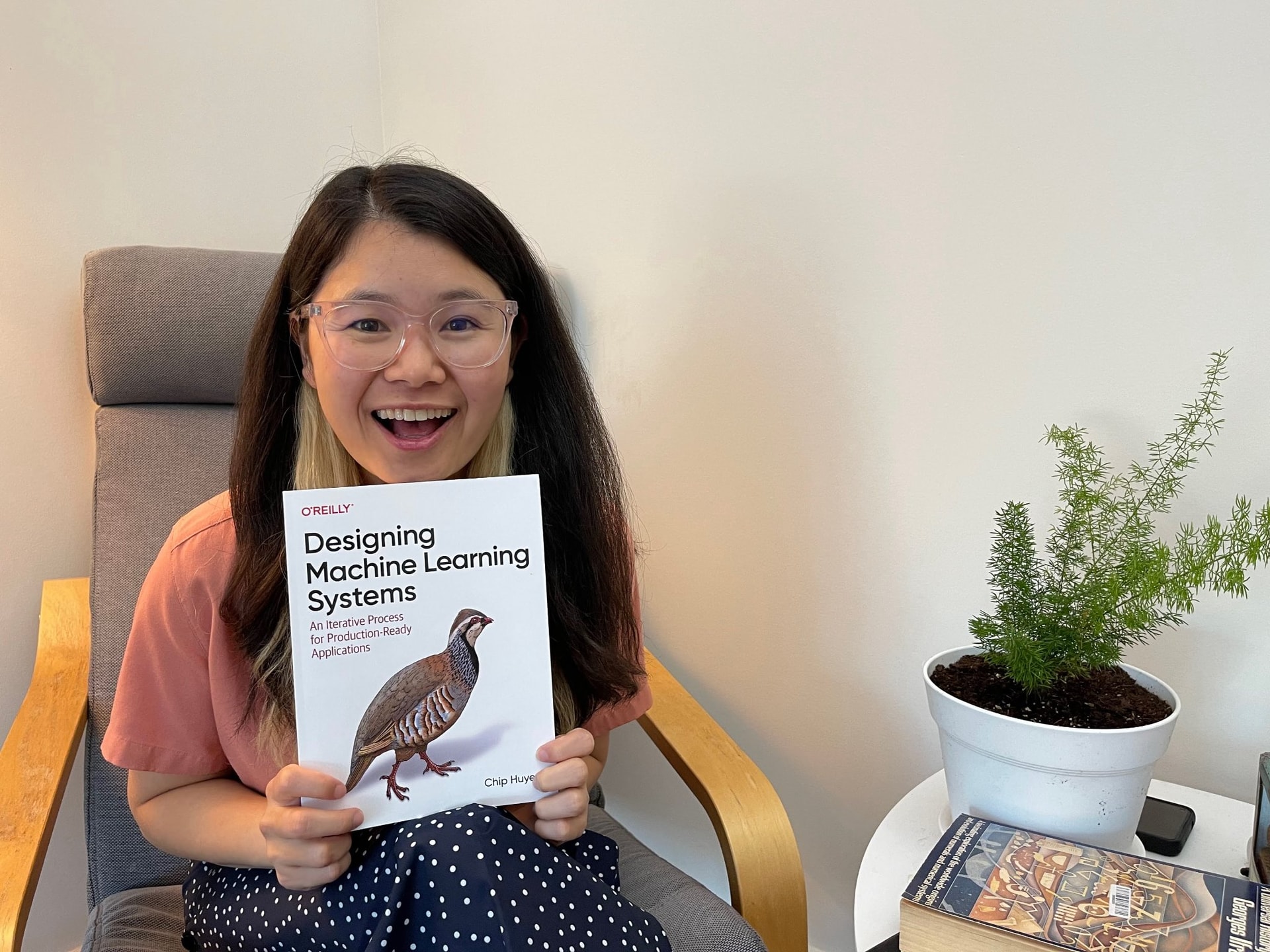 Huyen-Chip-y-la-versión-en-inglés-del-libro.jpeg