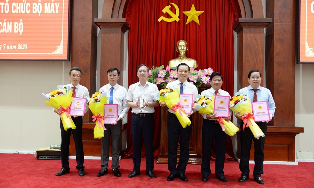 Ông Trần Trí Quang Chủ tịch UBND tỉnh Đồng Tháp trao các quyết định bổ nhiệm Ban Quản lý Khu kinh tế tỉnh Đồng Tháp.