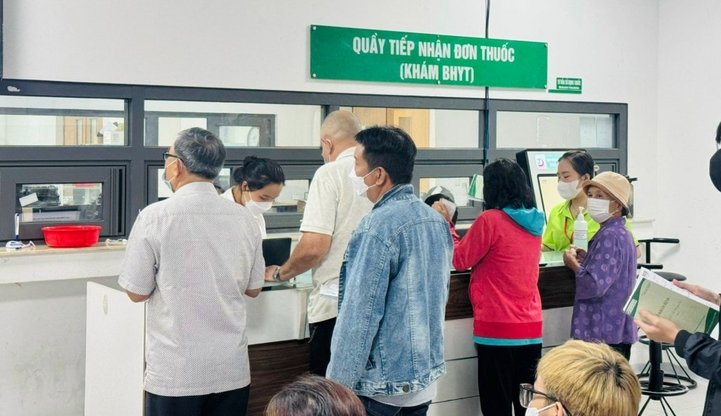 Người dân TP Hồ Chí Minh nhận thuốc tại trạm y tế (Ảnh: T.H)