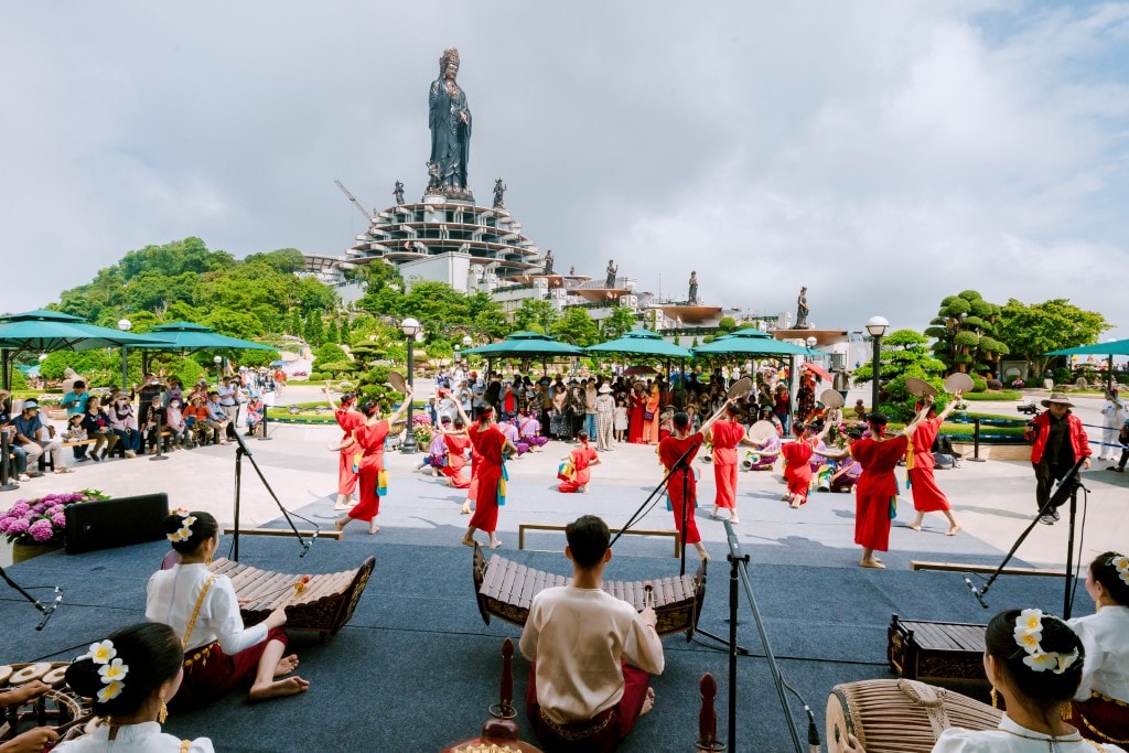 Núi Bà Đen là điểm đến văn hoá tâm linh hàng đầu Nam bộ. Ảnh: Sun World Ba Den Mountain