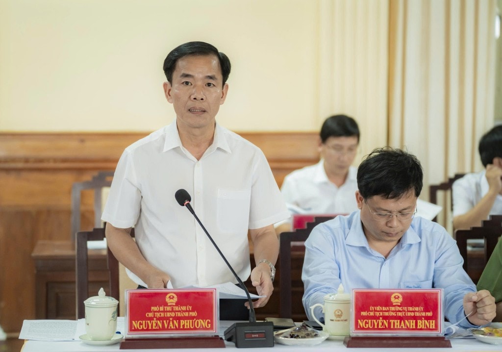 Phó Thủ tướng Thường trực Nguyễn Hòa Bình làm việc với Ban Thường vụ Thành ủy Huế