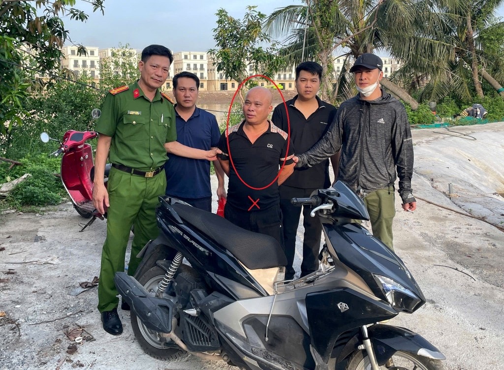 Phòng Cảnh sát Thi hành án hình sự và hỗ trợ tư pháp, Công an phường Thuỷ Nguyên bắt giữ Trần Văn Hùng tại khu vực đầm nuôi trồng thủy sản Sáu Phiên, phường Thủy Nguyên