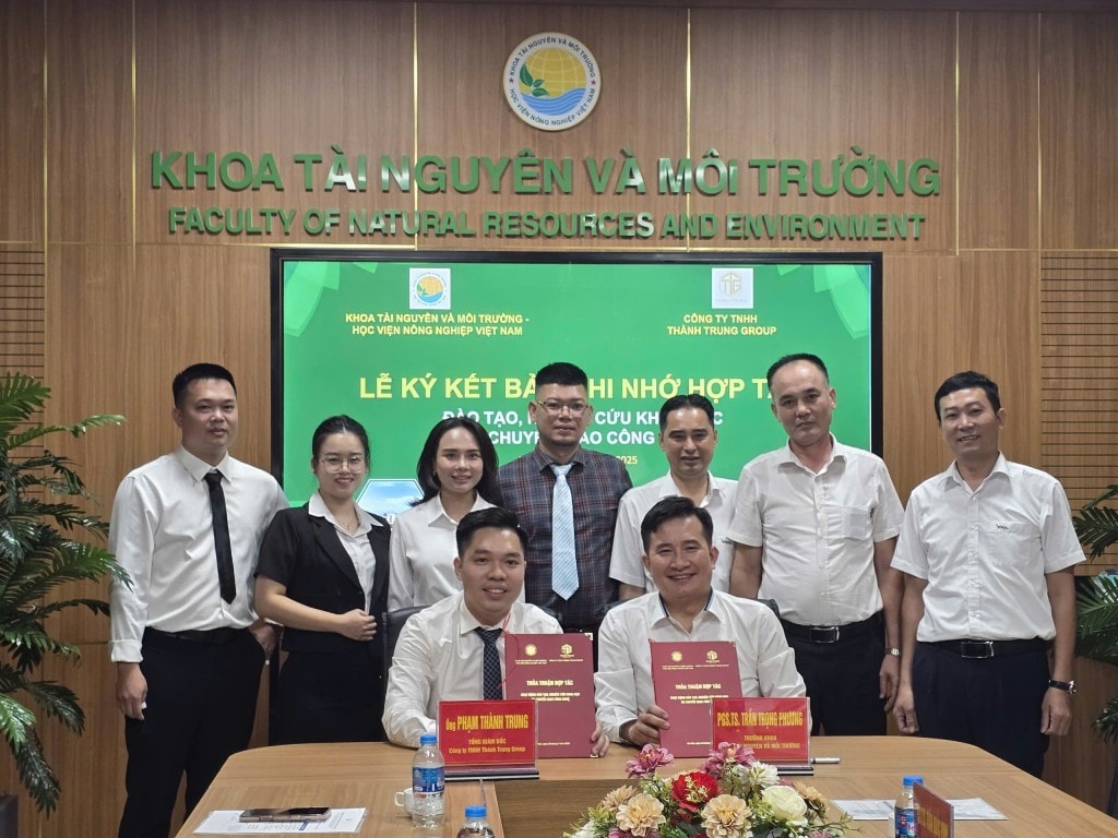 Lãnh đạo Khoa Tài nguyên và Môi trường cùng lãnh đạo Công ty TNHH Thành Trung Group cùng chứng kiến lễ ký kết thoả thuận hợp tác giưuax 2 bên