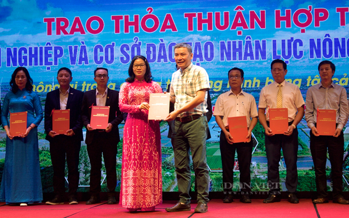 GS.TS Nguyễn Thị Lan, Giám đốc Học viện Nông nghiệp Việt Nam và đại diện doanh nghiệp trao thỏa thuận hợp tác