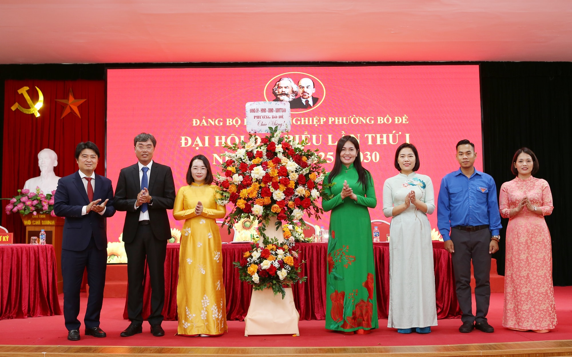 Phó Bí thư Thường trực Đảng ủy phường Bồ Đề Nguyễn Thị Kim Định tặng hoa chúc mừng Đại hội đại biểu Đảng bộ doanh nghiệp phường