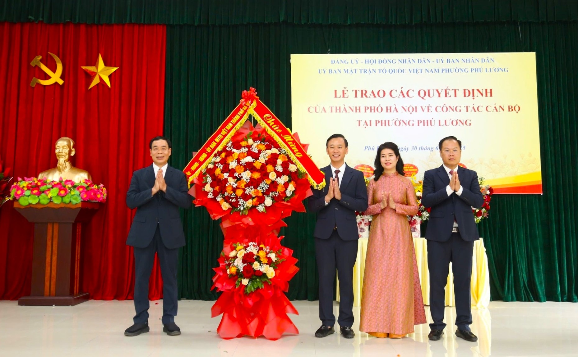 lanh-dao-so-tu-phap-tp-ha-noi-trao-quyet-dinhu-cong-tac-can-bo-tai-phuong-phu-luong-ngay-30-6-2025..jpg