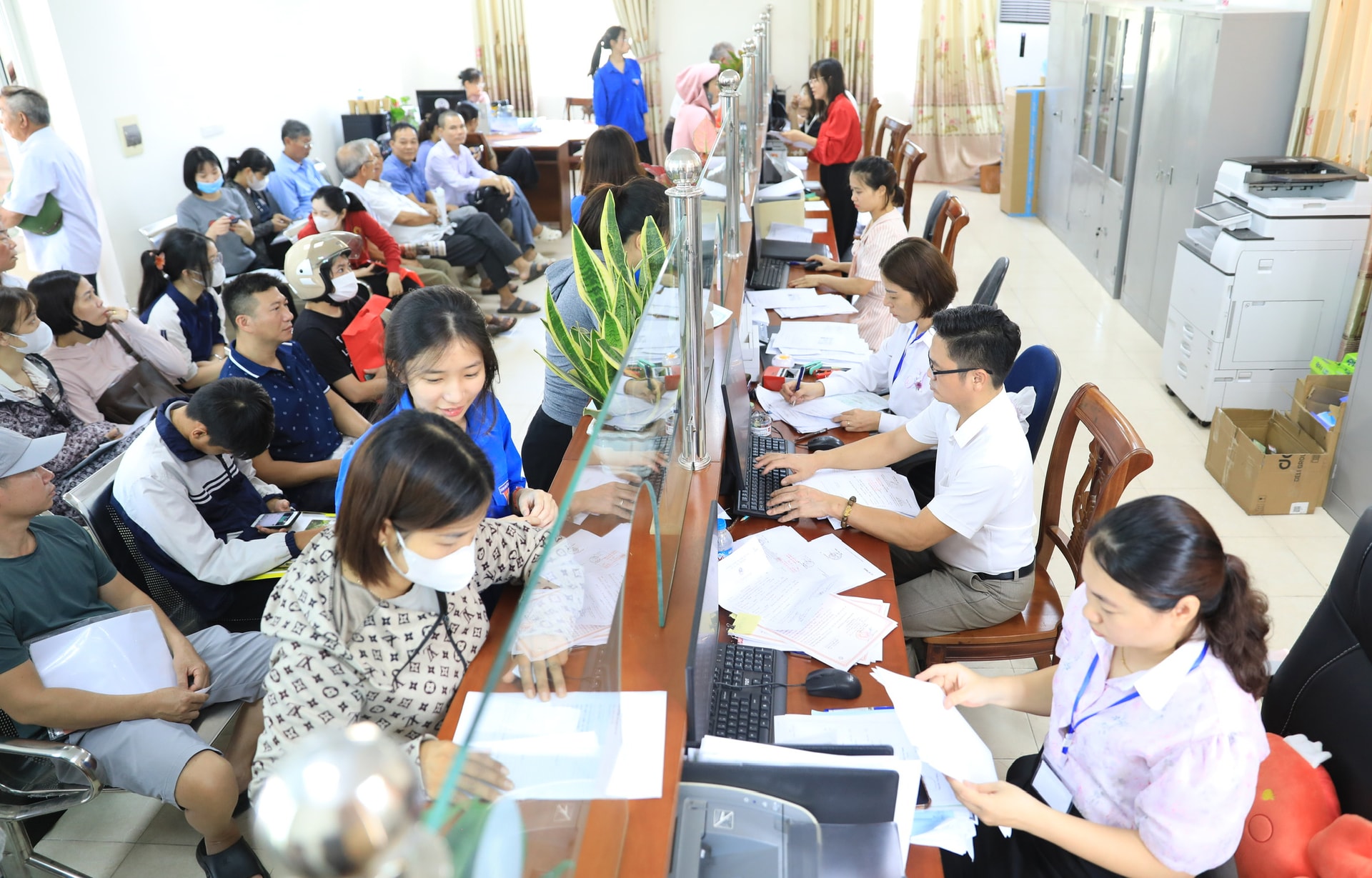 នីតិវិធីសម្រាប់ប្រជាពលរដ្ឋនៅចំណុចសេវារដ្ឋបាលឃុំ Xa Me Linh.-Anh-Quang-Thai.jpg
