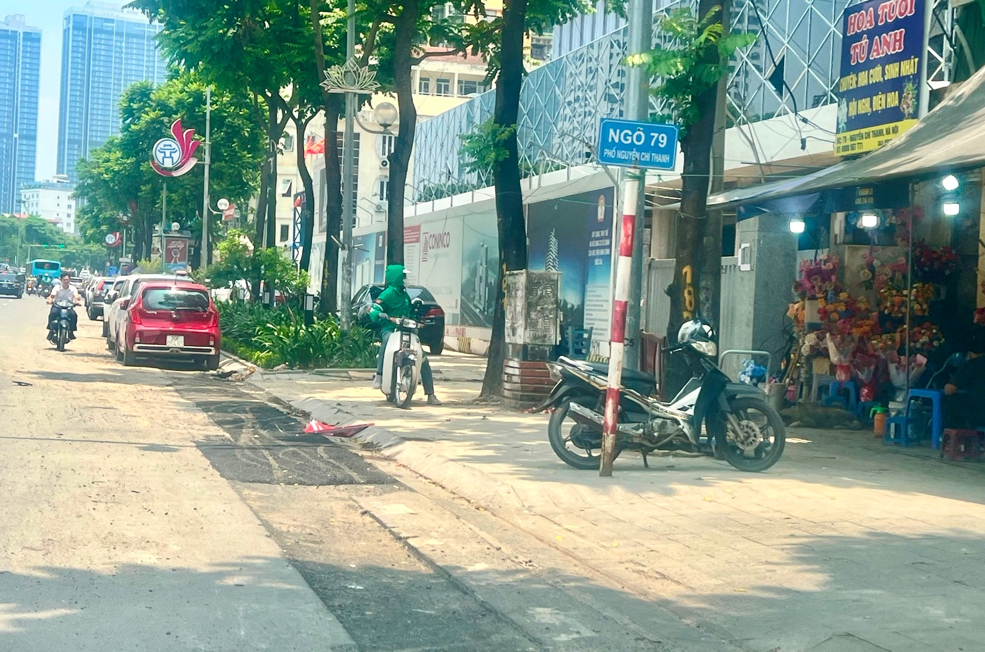 សំណងលើផ្ទៃផ្លូវបន្ទាប់ពីការសាងសង់មិនបានតាមតម្រូវការនៅ Pho Nguyen Chi Thanh Phuong Lang..jpg