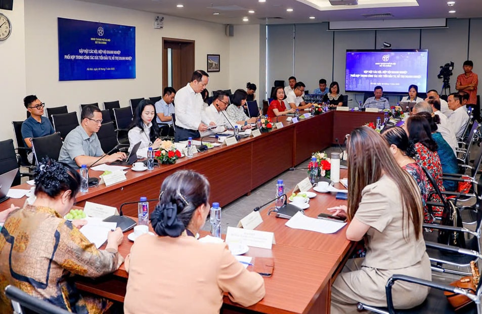 work-scene-distributing-solutions-to-build-a-system-to-improve-investment-to-support-businesses..jpg