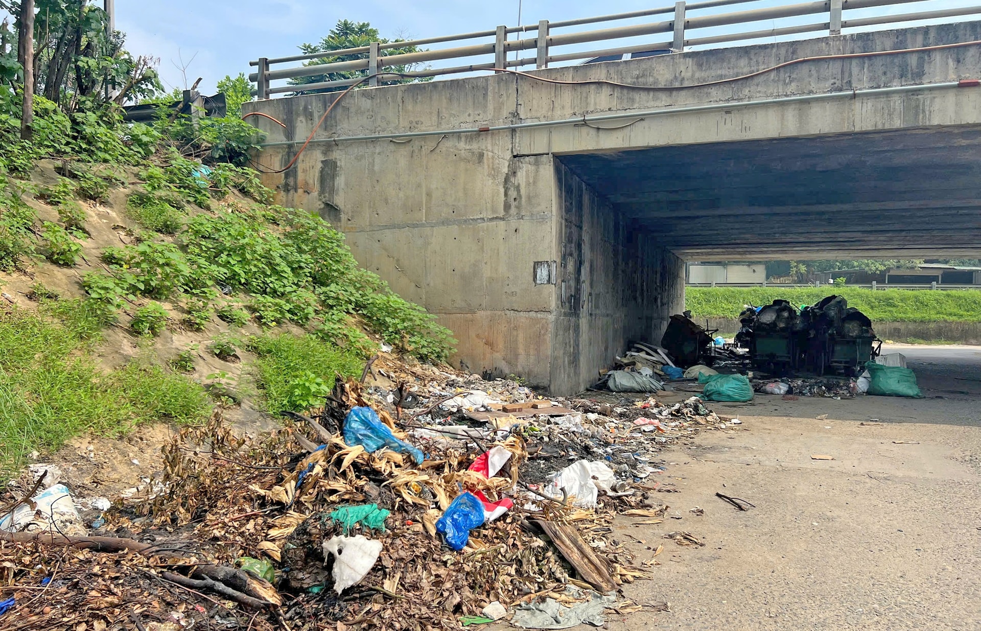 waste-collection-at-the-residential-bridge-number-8-km15-046-Duong-cong-dai-lo-thang-long..jpg