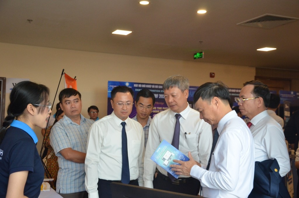 Thứ trưởng Bộ Khoa học và Công nghệ Hoàng Minh và lãnh đạo UBND TP Đà Nẵng tham quan các gian hàng đổi mới sáng tạo tại SURF 2025 (Ảnh Đ.Minh)
