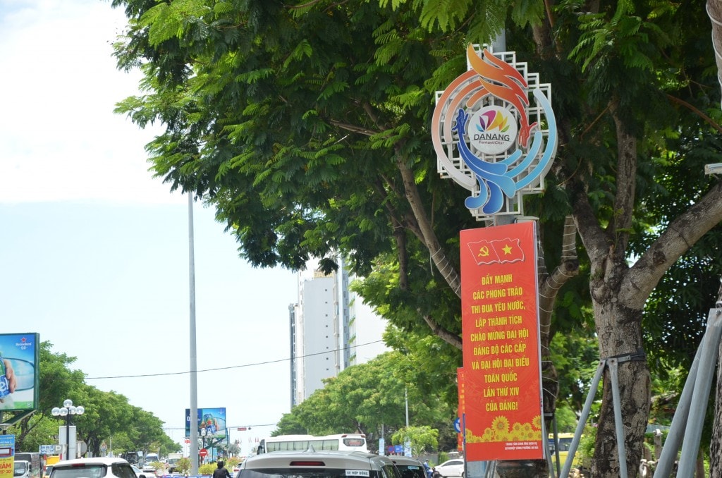 Khẩu hiệu: Đẩy mạnh phong trào thi đua yêu nước, lập thành tích chào mừng Đại hội Đảng bộ các cấp và Đại hội đại biểu toàn quốc lần thứ XIV của Đảng được đặt khắp các tuyến phố.