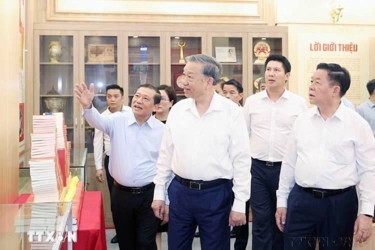 Tổng Bí thư Tô Lâm thăm Phòng truyền thống của Ban Tuyên giáo và Dân vận Trung ương (Hà Nội, ngày 11/6/2025) (Ảnh: TTXVN)