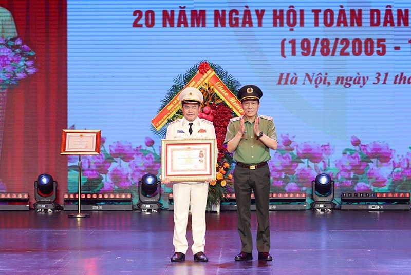 Bộ trưởng Bộ Công an trao tặng Huân chương Quân công hạng Nhì cho Trung tướng Nguyễn Thanh Tùng, Giám đốc Công an TP Hà Nội