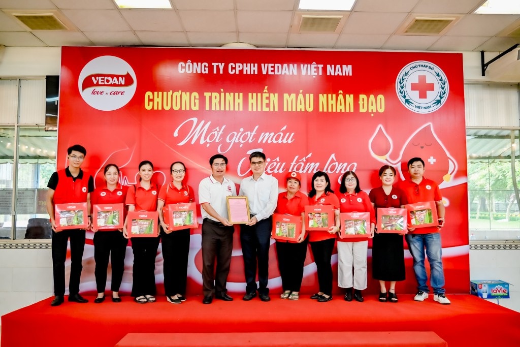 Ông Ko Chung Chih (Phó TGĐ Vedan) nhận thư cám ơn từ Hội CTĐ tỉnh Đồng Nai.