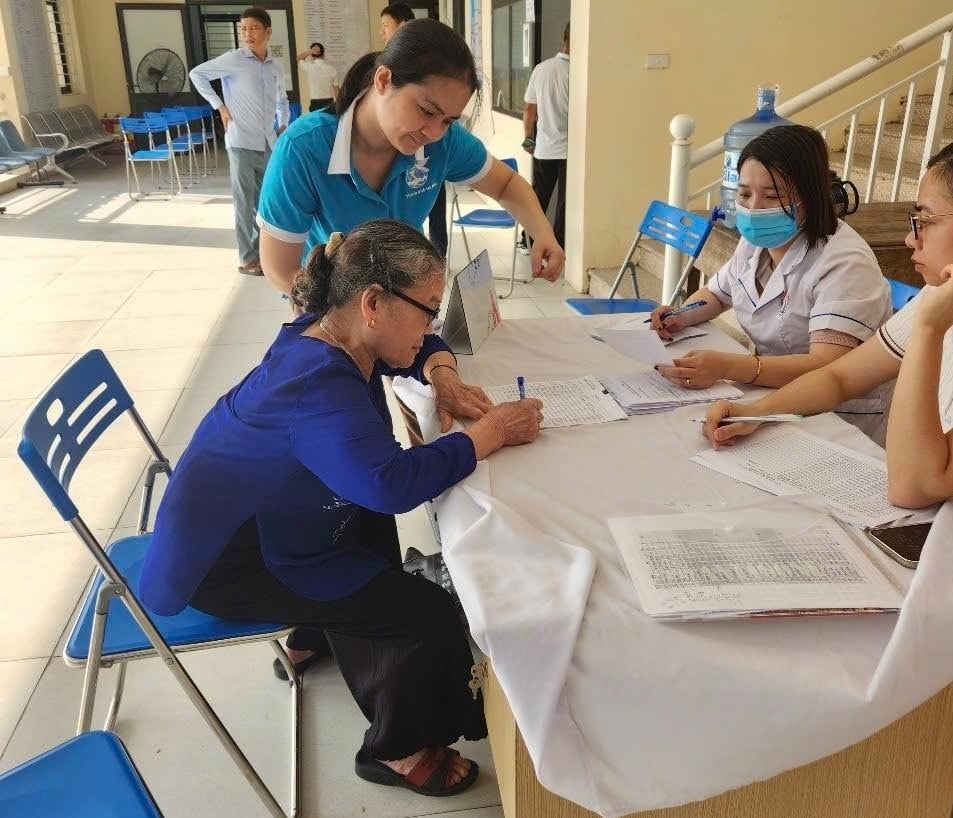 Tại xã Chuyên Mỹ, Hội Liên hiệp Phụ nữ xã đã phối hợp cùng Đoàn TNCS Hồ Chí Minh xã, hỗ trợ lực lượng UBND xã Chuyên Mỹ trong chương trình khám bệnh, tư vấn sức khỏe và cấp phát thuốc miễn phí cho 380 gia đình chính sách