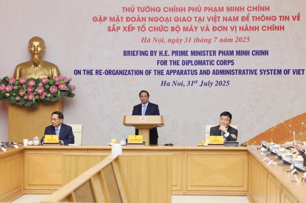 Thủ tướng cho biết, từ đầu năm 2025 đến nay, Việt Nam đã thực hiện cuộc cách mạng về tổ chức bộ máy, chuyển đổi trạng thái từ nền hành chính thụ động giải quyết những vấn đề của nhân dân sang nền hành chính chủ động kiến tạo, phục vụ nhân dân - Ảnh: VGP/Nhật Bắc